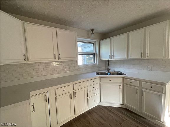 5th image of 207 Erie St