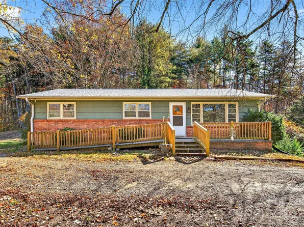 22 Woods Rd, Fairview, NC 28730