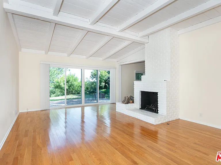 2536 Roscomare Rd — Photo 3