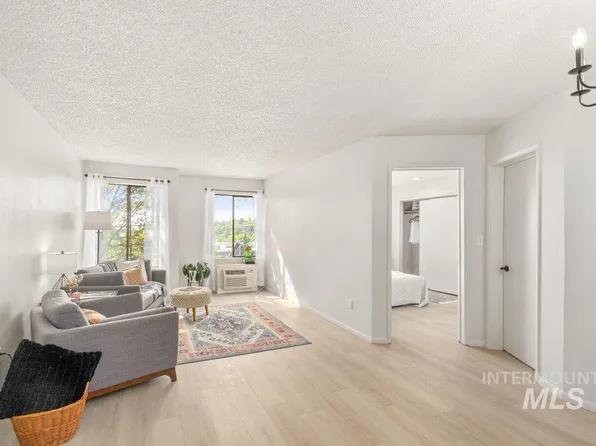 122 N Washington St APT 2C, Moscow, ID 83843