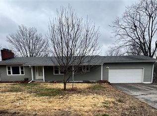 105 Highland Dr, Smithville, MO 64089