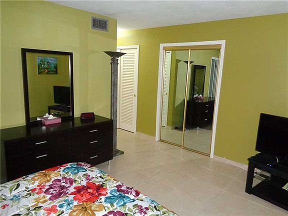 5th image of 219 NE 14th Ave APT 103