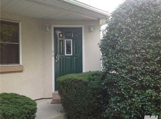1 Selina Ct, Glen Cove, NY 11542