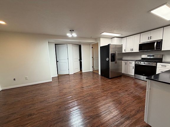 3rd image of 165 W 990th St N