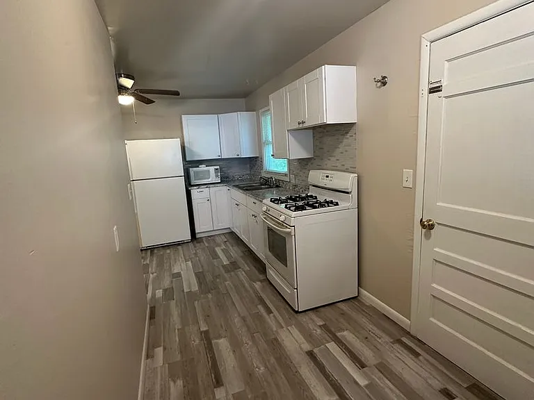 207 Lewis St LLC - 207-209 Lewis St — Photo 9