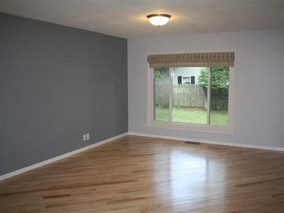 4th image of 445 Lourdes Ln
