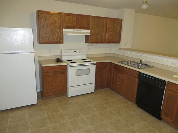 3rd image of 16 Bratton Dr