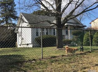 26 Hyde Park Ave, Bay Shore, NY 11706