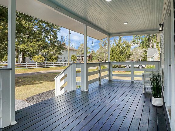 4th image of 402 Sears St