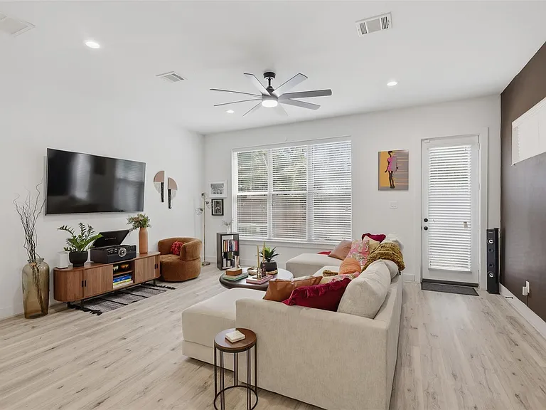 6833 Paris St — Photo 5