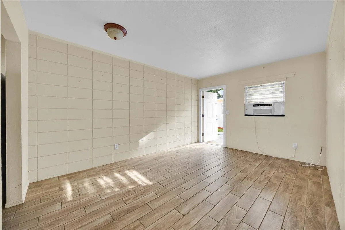 2 bed, 650 sqft, $1,300 — Photo 4