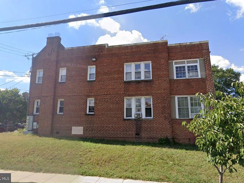 2nd image of 916 Quincy St NE