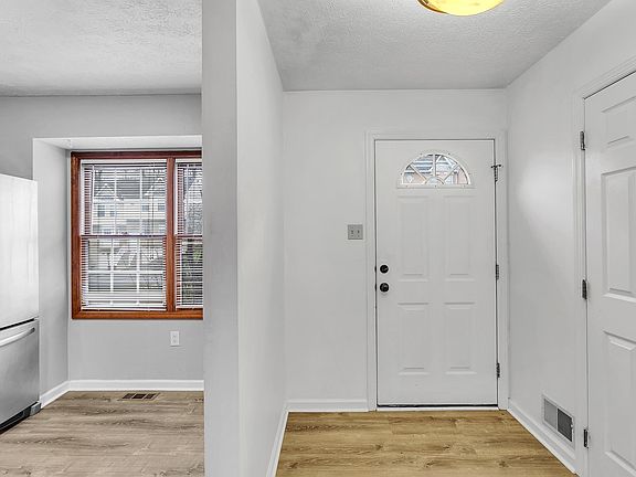 4th image of 3027 Estate Dr
