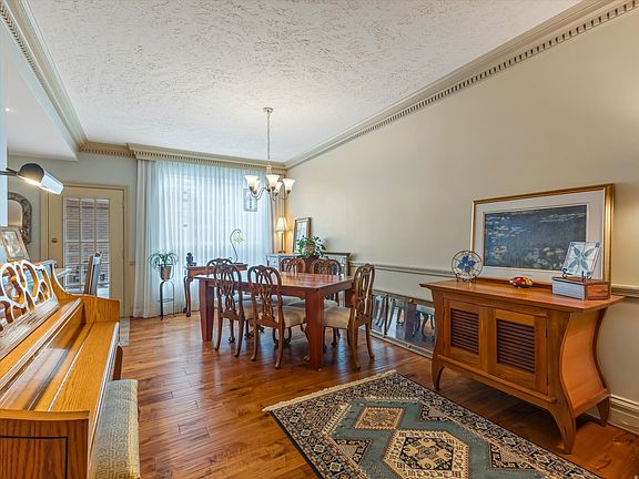 4th image of 1400 E Saxony Pl