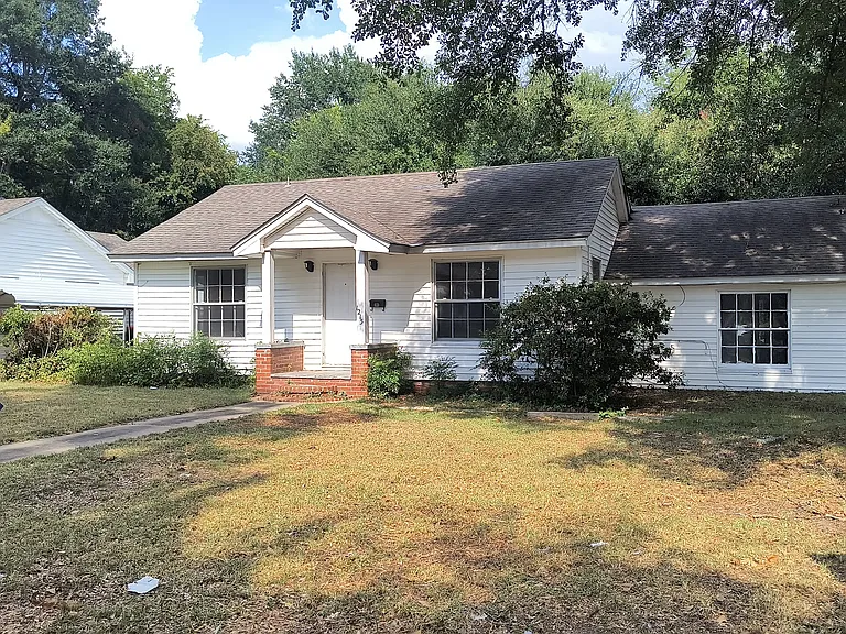 1215 S Elm St — Photo 1