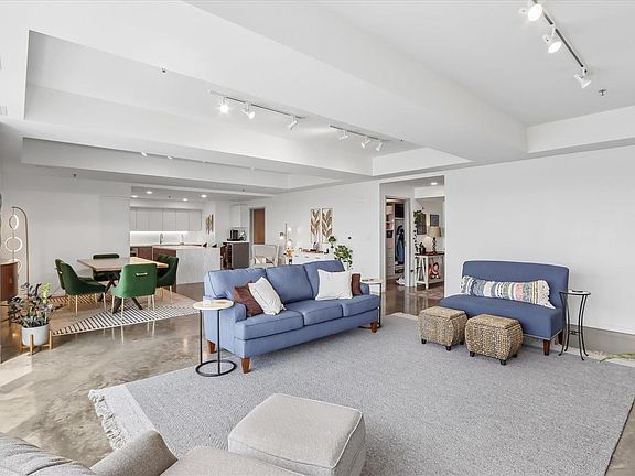 4th image of 404 E College St #1407