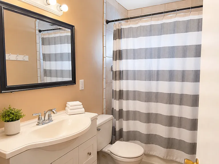 1425 E Hudson Dr — Photo 8