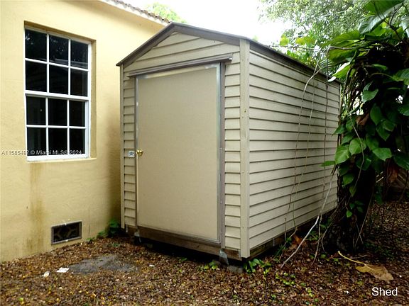 4th image of 860 NE 123rd St