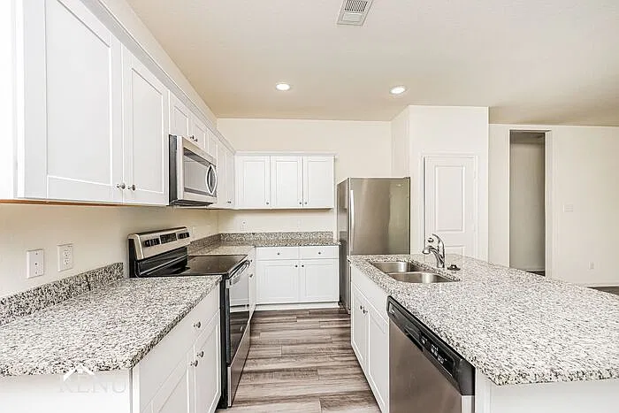 3 bed, 2.0 bath, 1401 sqft, $2,030 — Photo 3