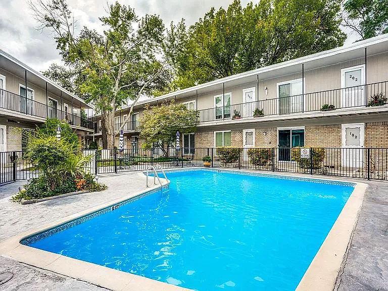 Tradewinds Condominiums — Photo 3