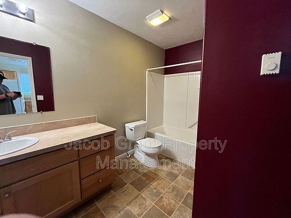 4th image of 980 Eve Dr APT 3