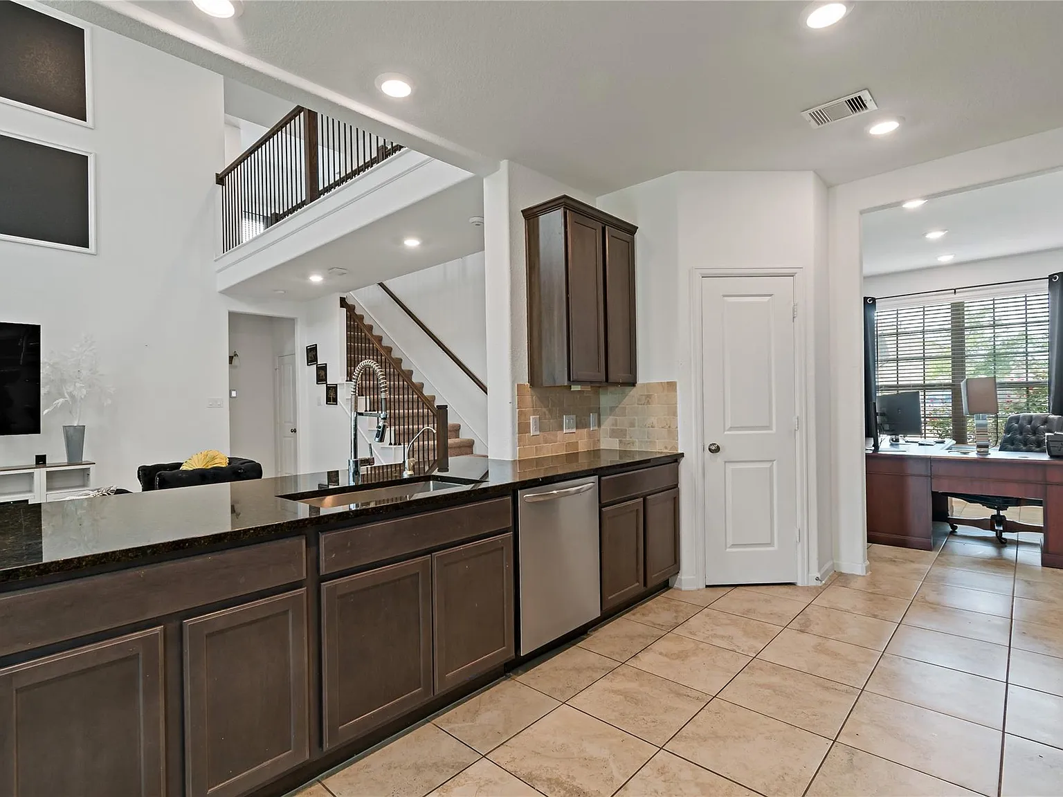 4 bed, 3.5 bath, 2724 sqft, $3,400 — Photo 4