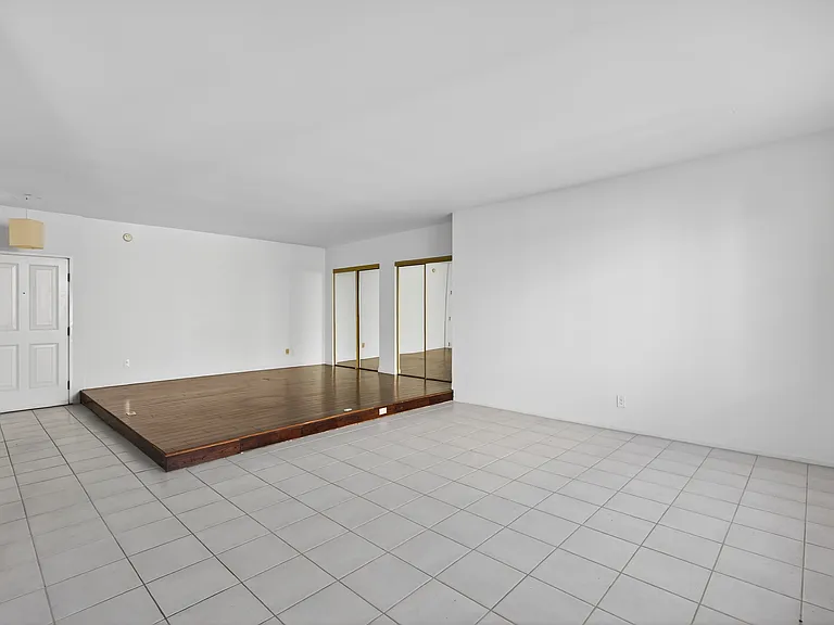 Woodman Ave Apartments — Photo 8