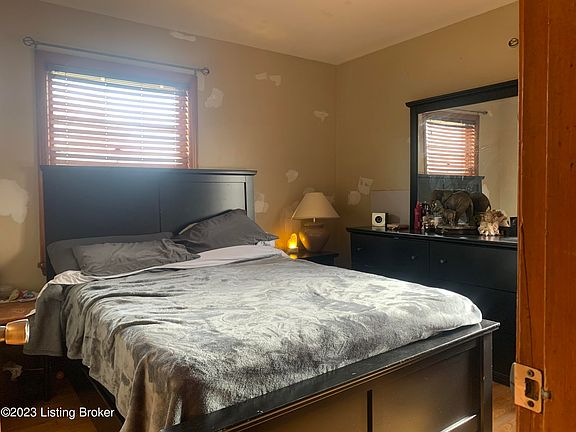 5th image of 4910 Axtell Ave