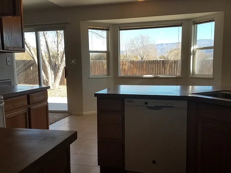 438 Mountainside Ln — Photo 8