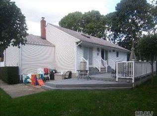24 Rhoda Ave, Smithtown, NY 11787