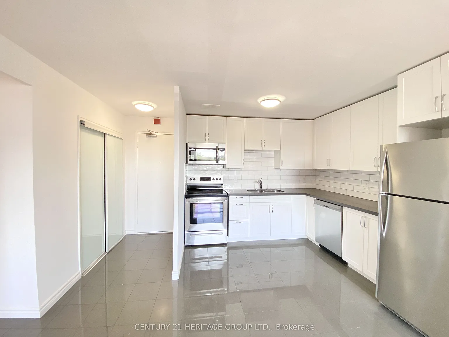 3 bed, $2,877 — Photo 3