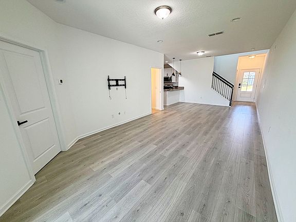 4th image of 716 Cherry Elm Dr