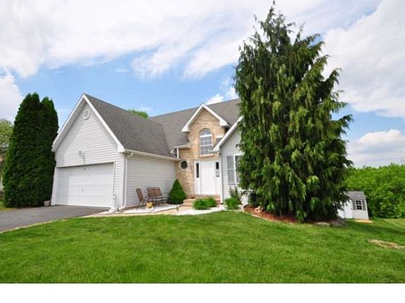 3rd image of 1416 Camelot Dr