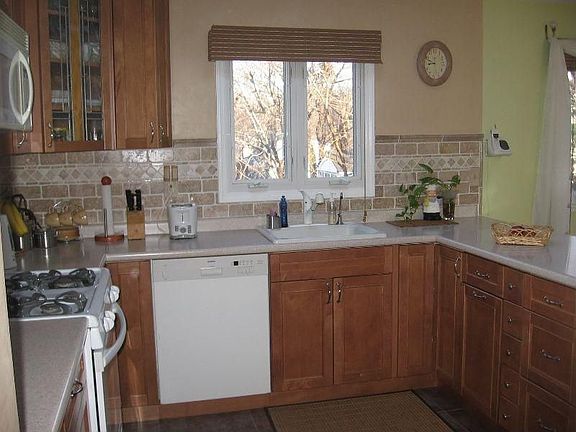 Kitchen w/Natural Stone Backsplash