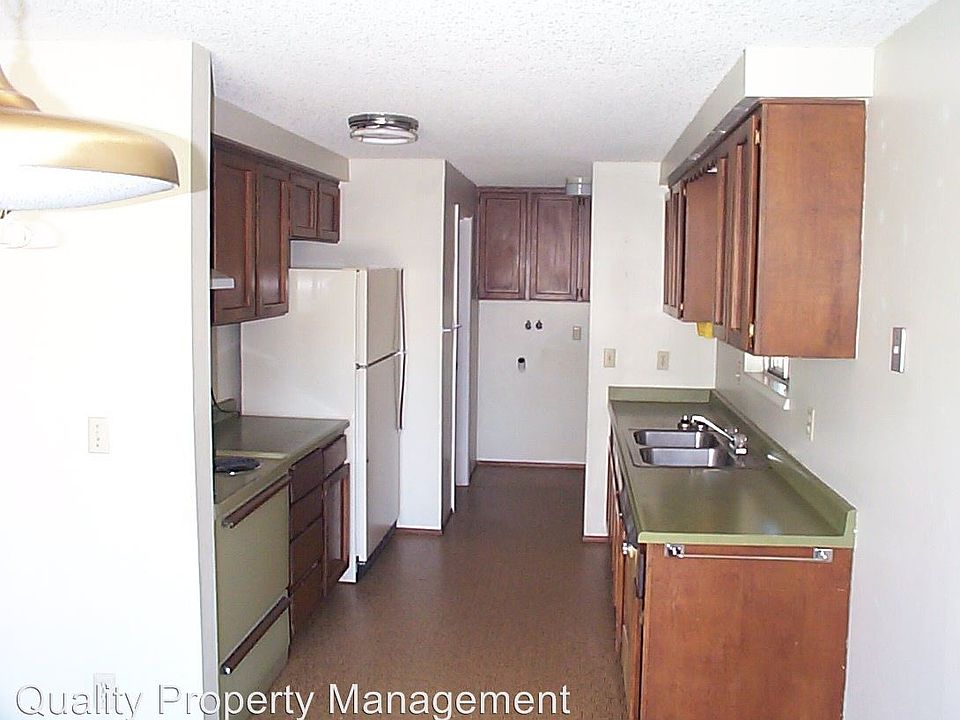 2nd image of 806 W 2nd St