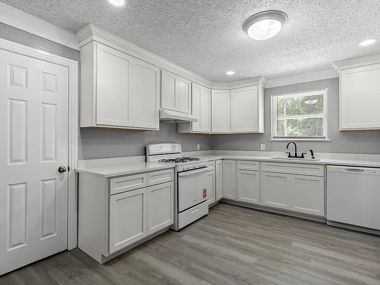 109 E Frost St — Photo 5
