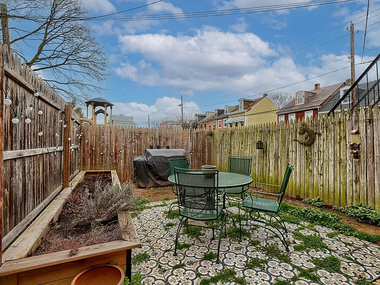 207 Calder St — Photo 23