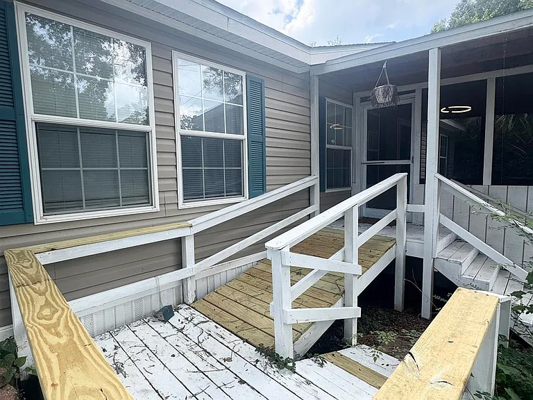 1002 Mills Ave — Photo 3