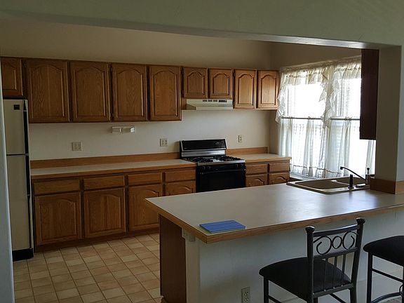 Large Kitchen with Breakfast Bar