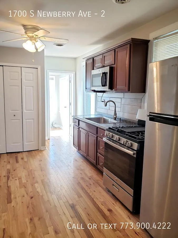 3 Bedroom Apartment in the heart of Pilsen w/ in unit washer dryer — Photo 2