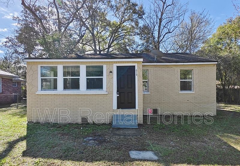 1st image of 616 E 61st St