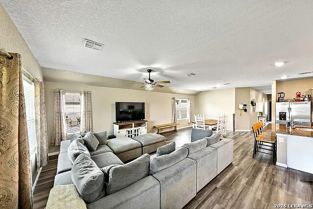 3 bed, 2.0 bath, 1968 sqft, $2,100 — Photo 2