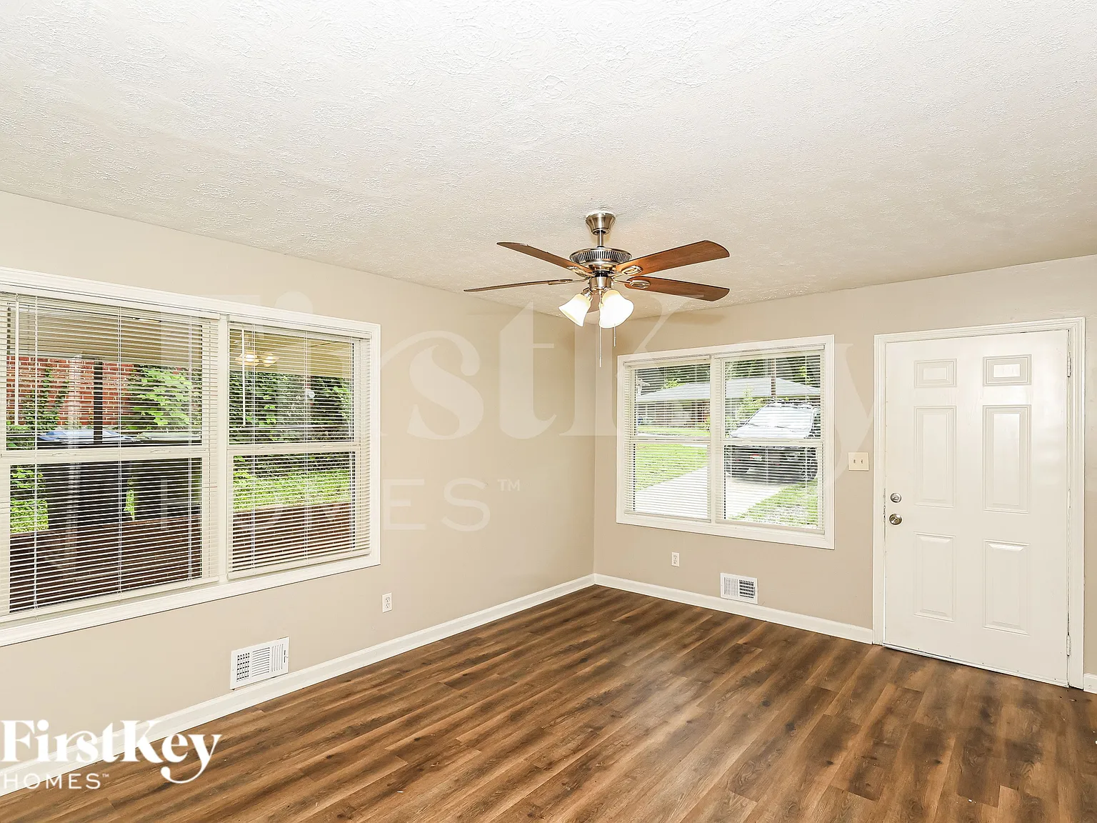 3 bed, 1.0 bath, 1294 sqft, $2,100 — Photo 3