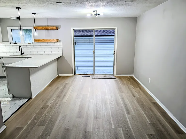 7718 Kenwood Ave — Photo 6