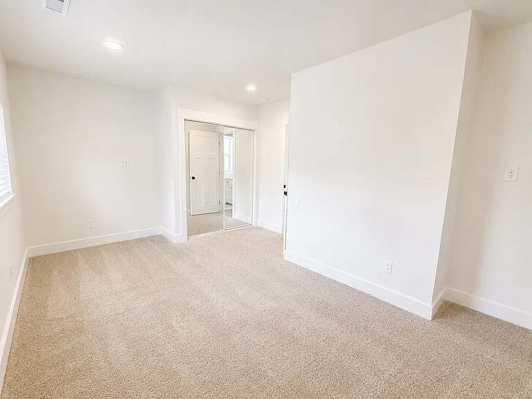 5910 NE 60th Ave — Photo 23