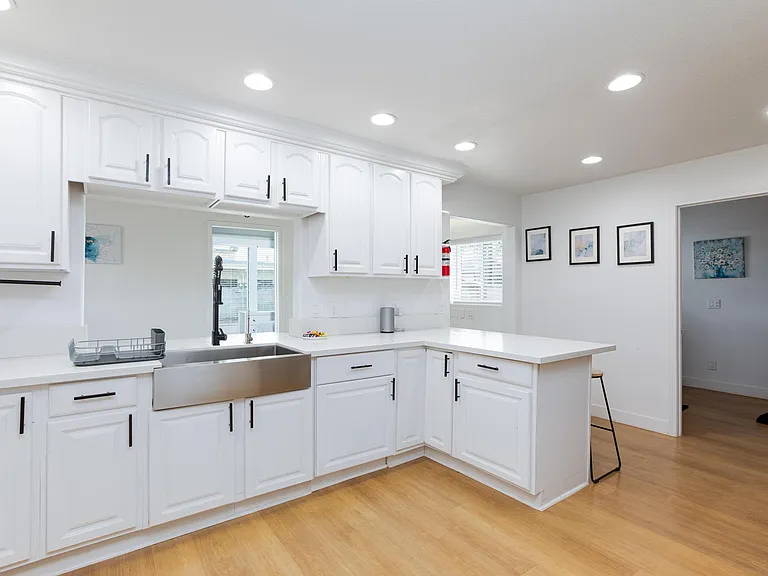 2552 Champions Cir #8 — Photo 2
