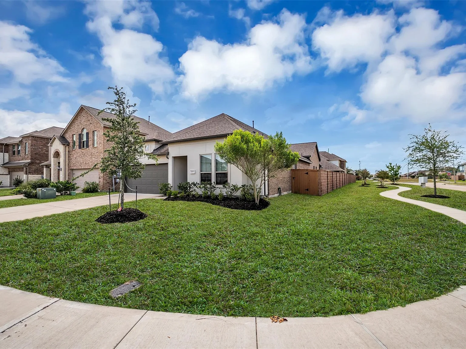 4 bed, 3.0 bath, 2472 sqft, $3,500 — Photo 3