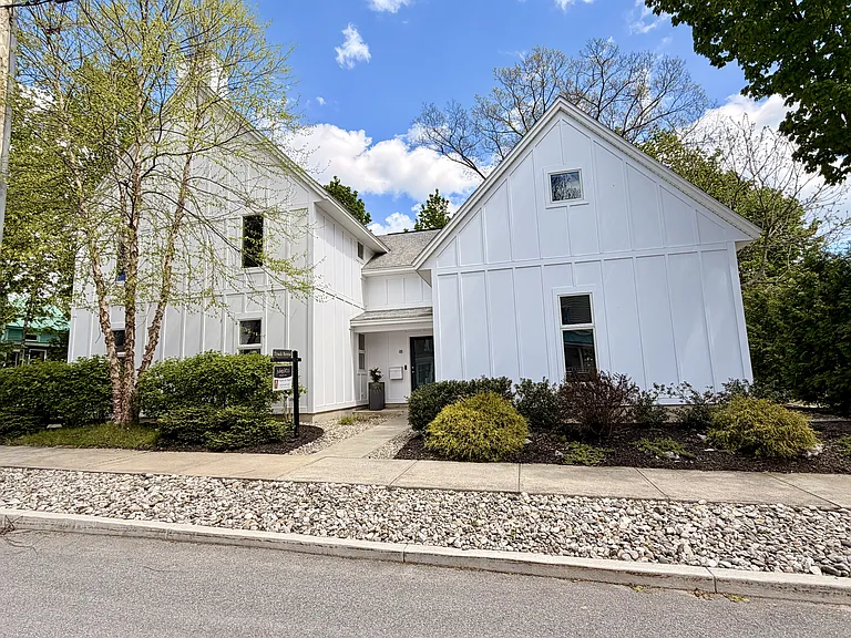 18 Granite St — Photo 2