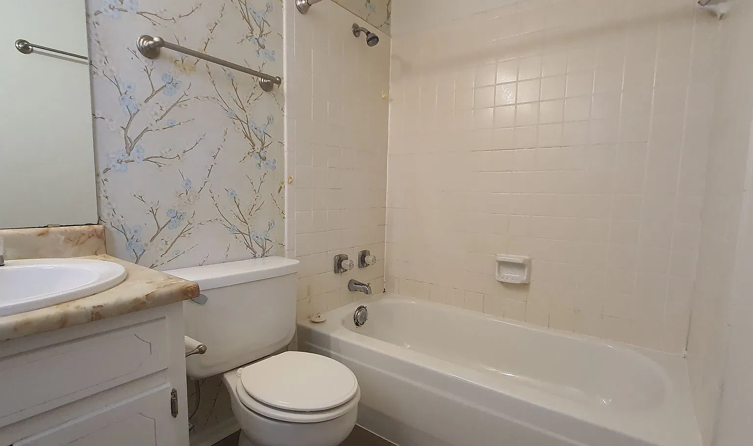 Spacious 4 Bed, 2 Bath Home Available Now! — Photo 4