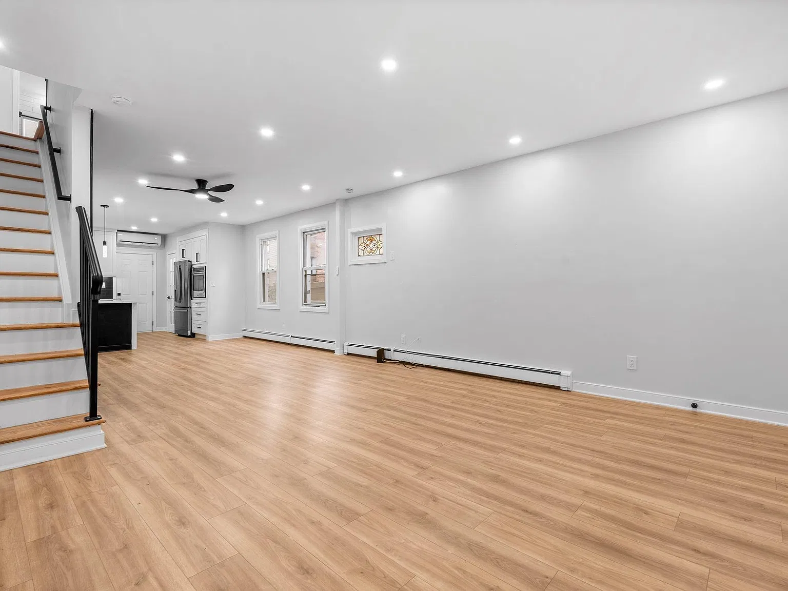 3 bed, 2.0 bath, 1360 sqft, $3,900 — Photo 3